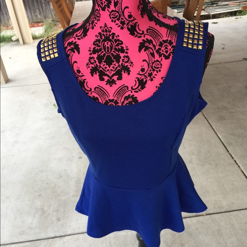Sleeveless peplum shirt